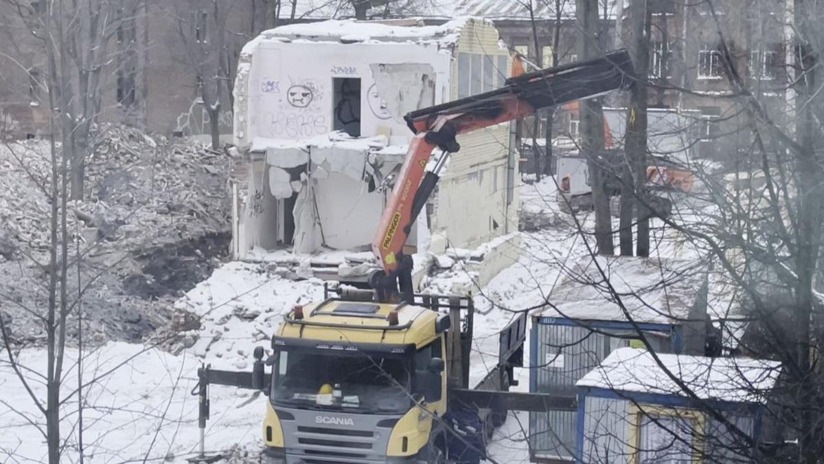 Строительные работы возобновили у дома Басевича