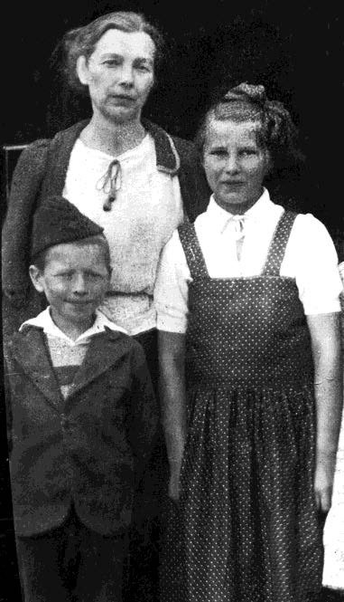 Фотография из эвакуации. Справа налево: Настя Полозова, тётя и двоюродный брат. Архив Полозовых