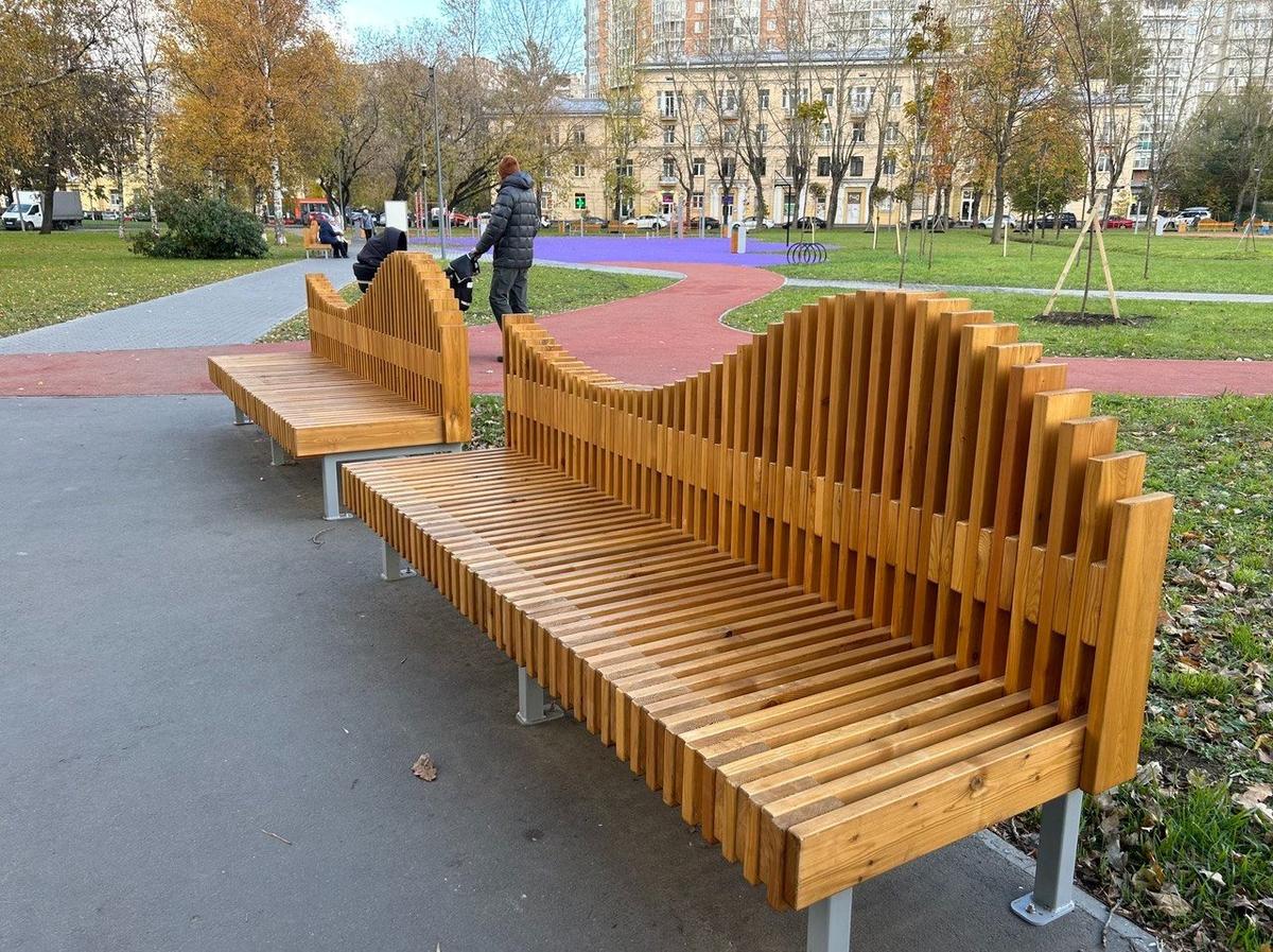 Те самые скамейки, который некоторые жители сочли неудобными. Фото: Дарья Дмитриева / MR7