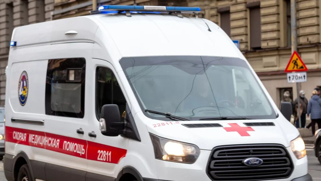 Мужчина пострадал при взрыве дымовой шашки в доме на Омской улице