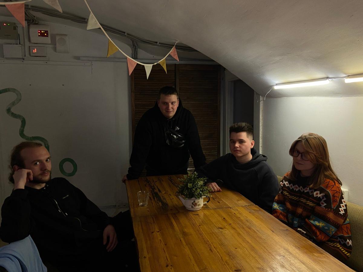 Слева направо: выпускники курса бариста Фёдор, Данил, Владислав и Екатерина. Фото: Валерия Шимаковская / MR7