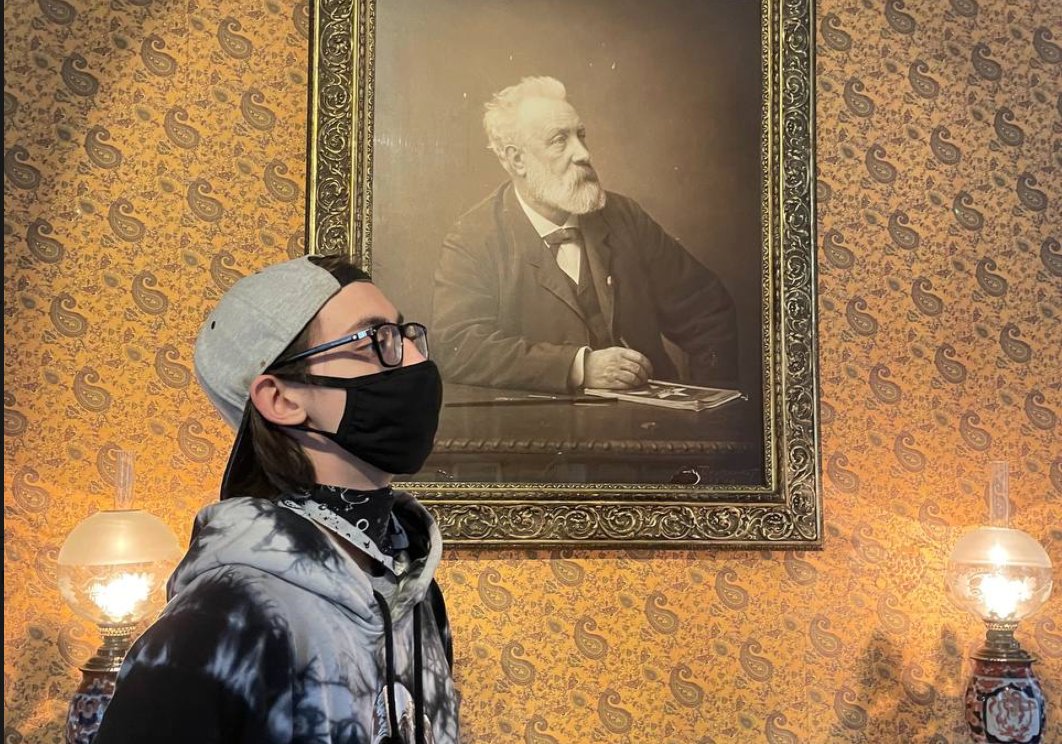Александр на фоне портрета Жюля Верна. Фото: из архива героя