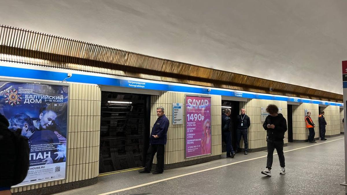 На станции «Петроградская» ремонтируют автоматические двери на первом пути