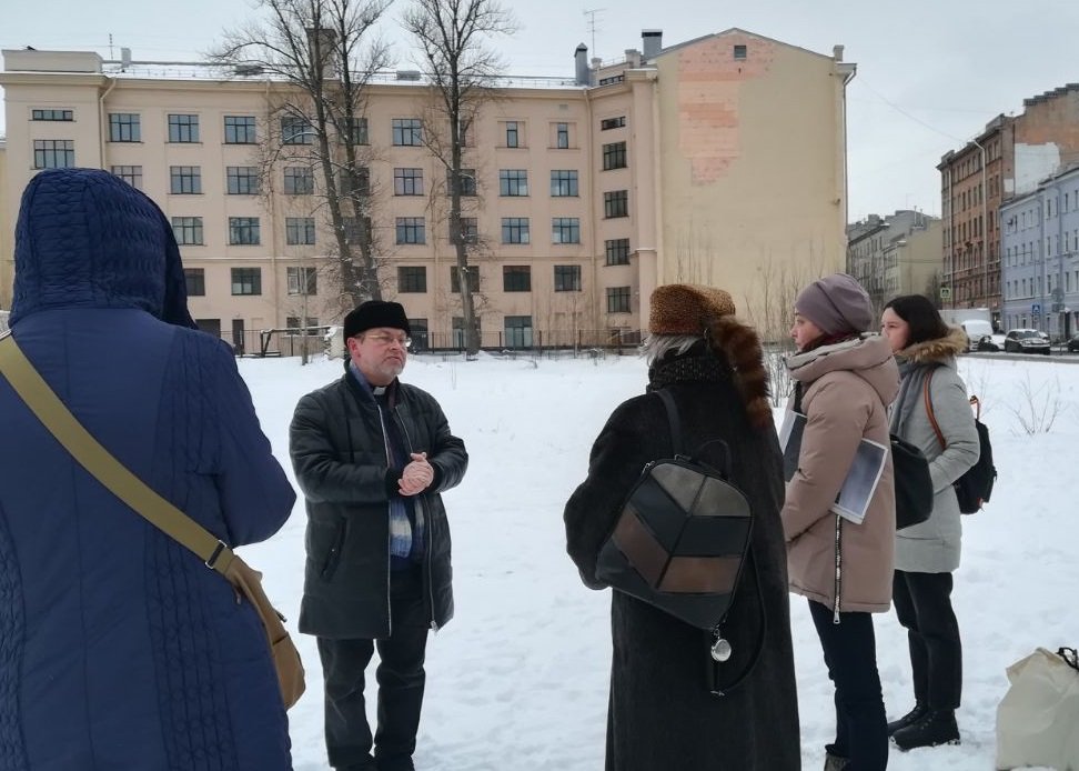 Пастор Дмитрий Петров проводит молитвенную встречу на месте разрушенной лютеранской церкви Святой Марии. Фото предоставлено инициативной группой «Общественный сад»