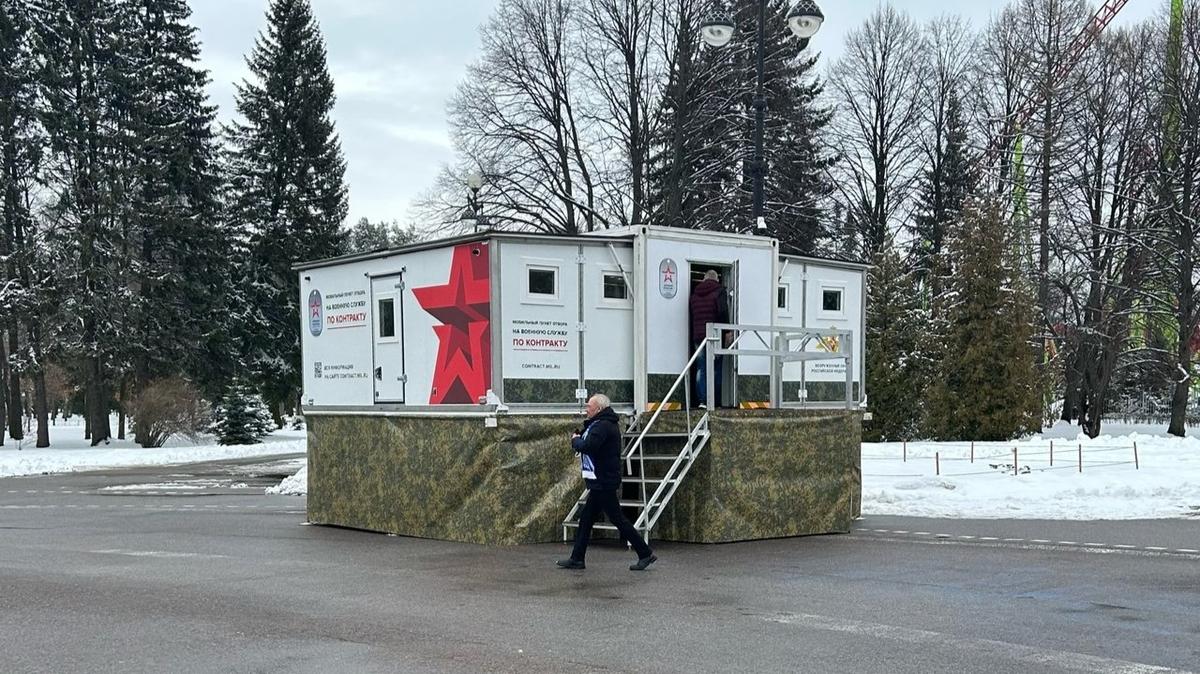 На Крестовском острове заметили мобильный пункт отбора на службу по контракту