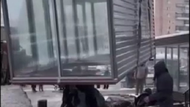 Два мигранта препятствовали эвакуации нелегального торгового павильона