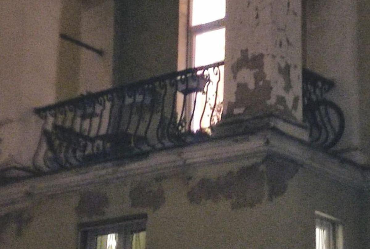 Осыпающаяся штукатурка у балкона. Фото: Михаил Морозов