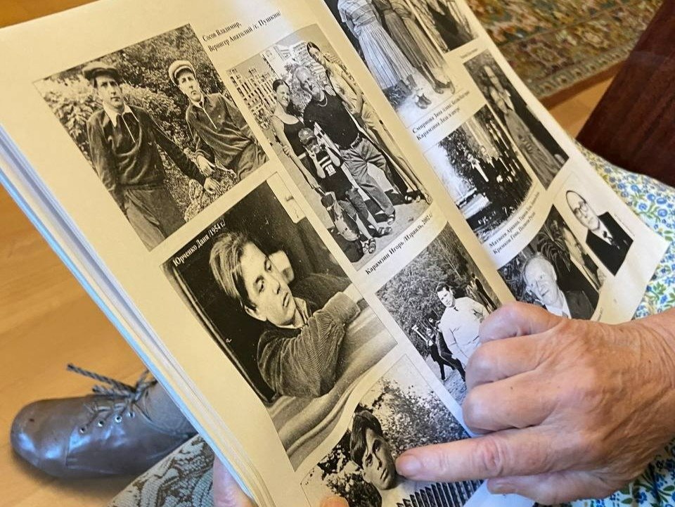 Валентина Дмитриевна листает альбом. Фото: Валерия Шимаковская / MR7