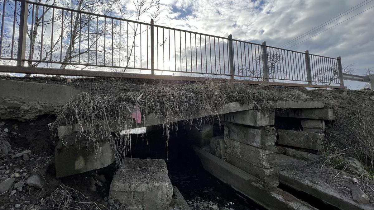 Безымянный мост, соединяющий Центральную улицу и Московское шоссе, закрыли из-за аварийного состояния