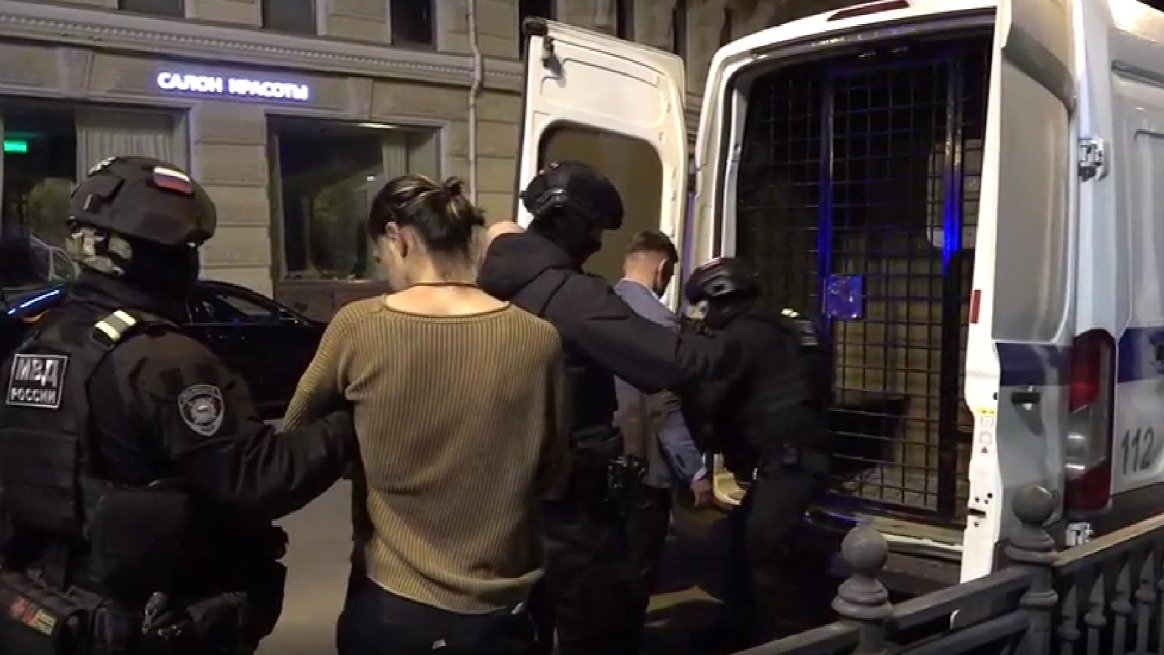 Полицейские прервали вечеринку с «запрещёнкой» в плавучем ресторане