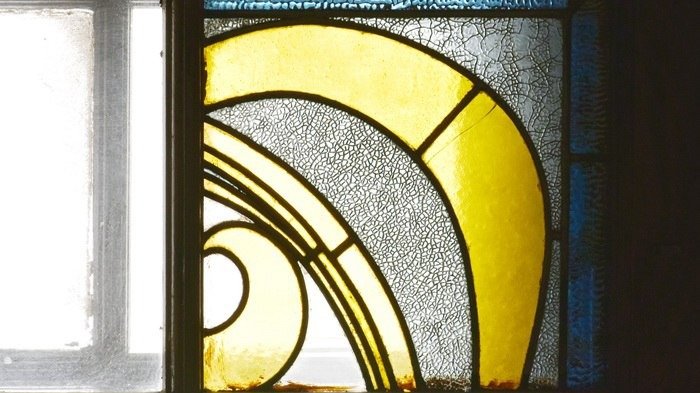 Петербуржцы обеспокоились судьбой подлинного окна с витражом в парадной дома Игнатовича