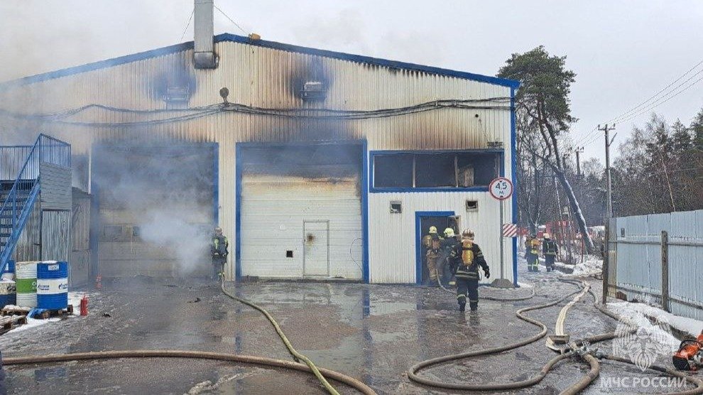 Пожар в производственном ангаре в Ольгино тушат по второму рангу сложности