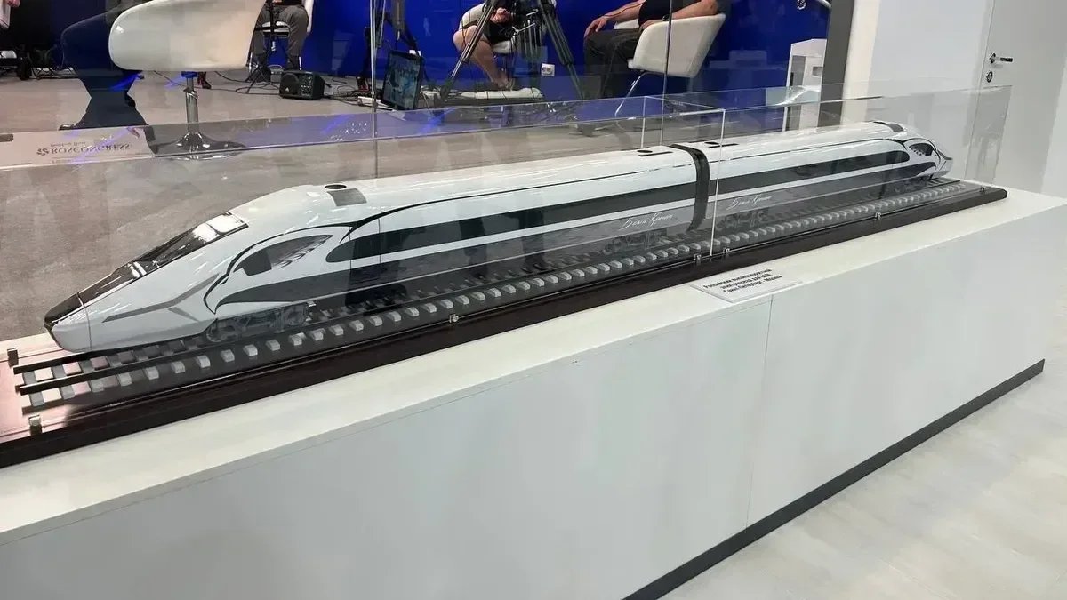 Модель будущего поезда для ВСМ на ПМЭФ-2025. Фото: MР7