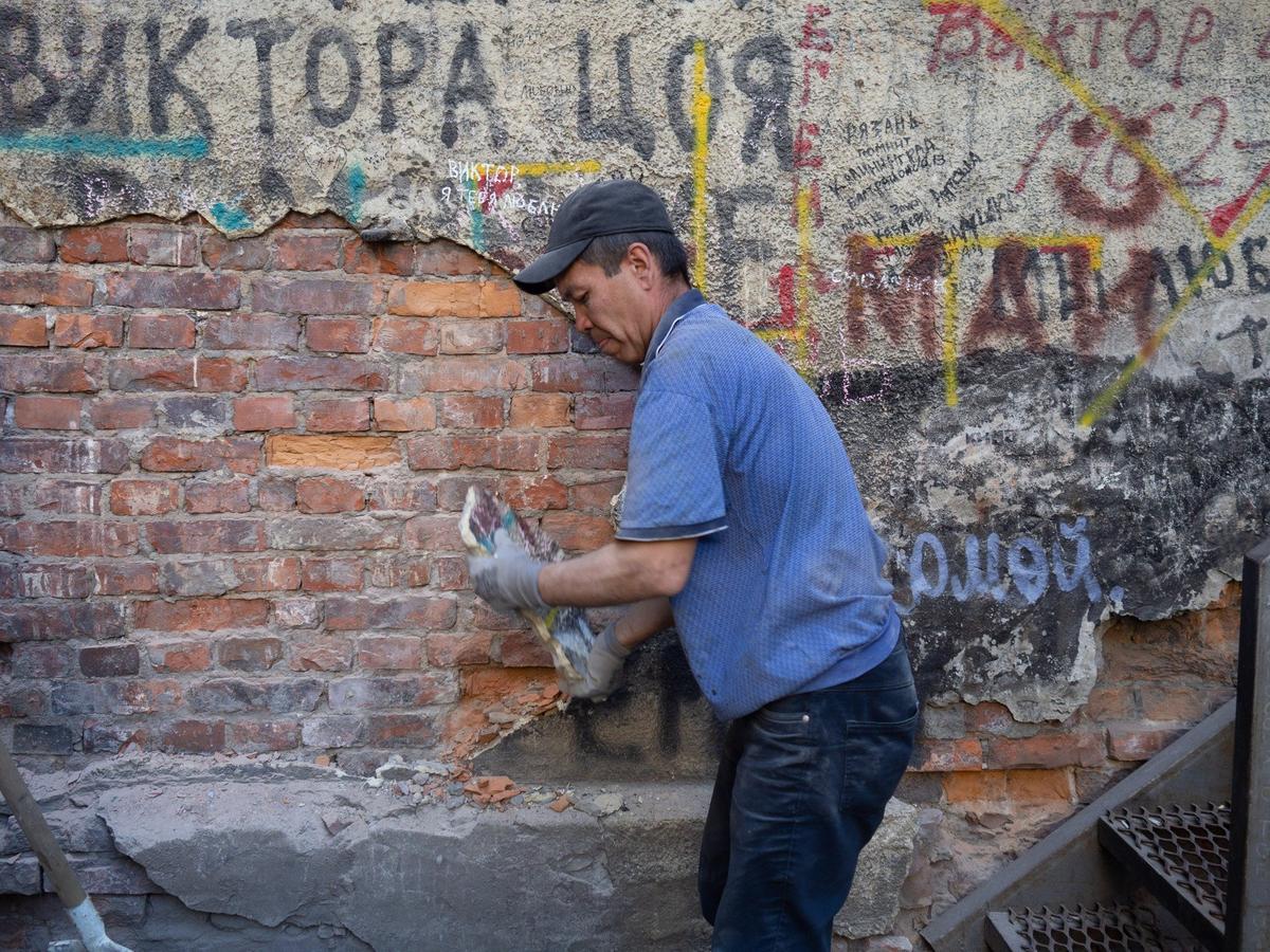 В день рождения Виктора Цоя начали «срезать» граффити со стен «Камчатки» —  Новости Санкт-Петербурга › МР7.ру