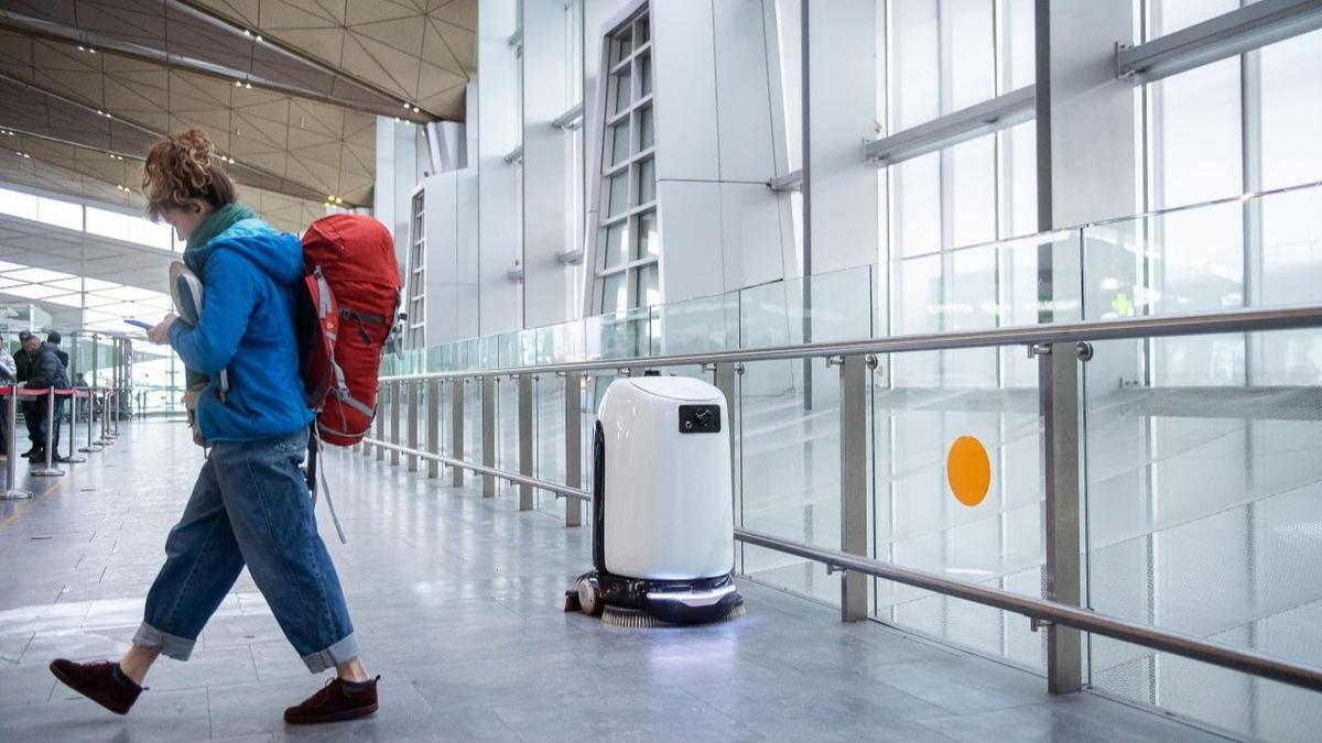 В Пулково тестируют робота-уборщика