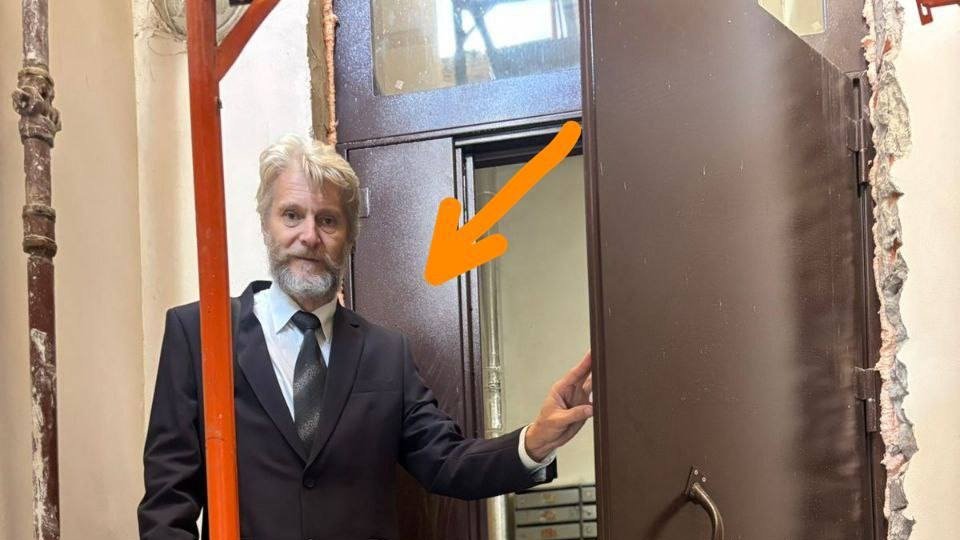 На замену исторической двери в доме-памятнике на Невском пожаловались в КГИОП