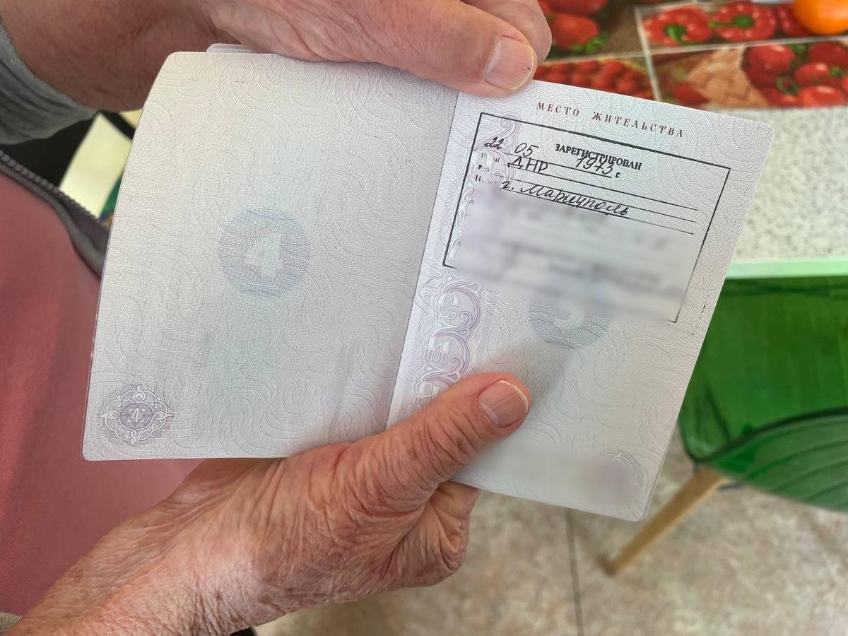 Светлана Григорьевна показывает свой новый и пока единственный документ — паспорт. В разделе о месте регистрации указали Мариуполь, ДНР. Фото: Дарья Дмитриева / MR7
