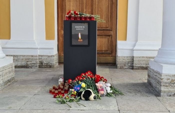 Петербуржцы несут цветы и игрушки к мемориалу в память о погибших в Ижевске