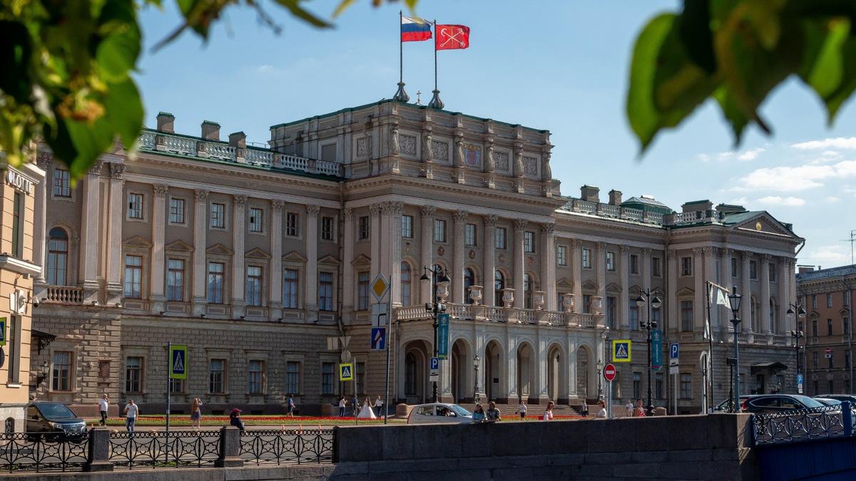 Баннеры со свастиками появились в центре Петербурга без разрешения