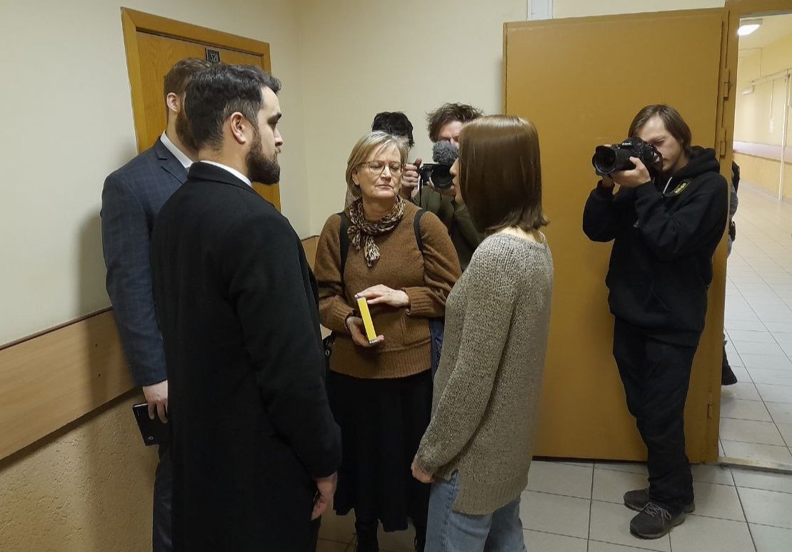 Девушка Саши Скочиленко Софья Субботина общается с представителями европейских консульств. Фото: Анна Мотовилова / MR7