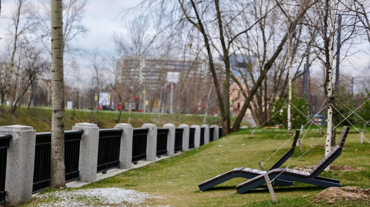 Пространство на набережной Охты благоустроили на Магнитогорской улице