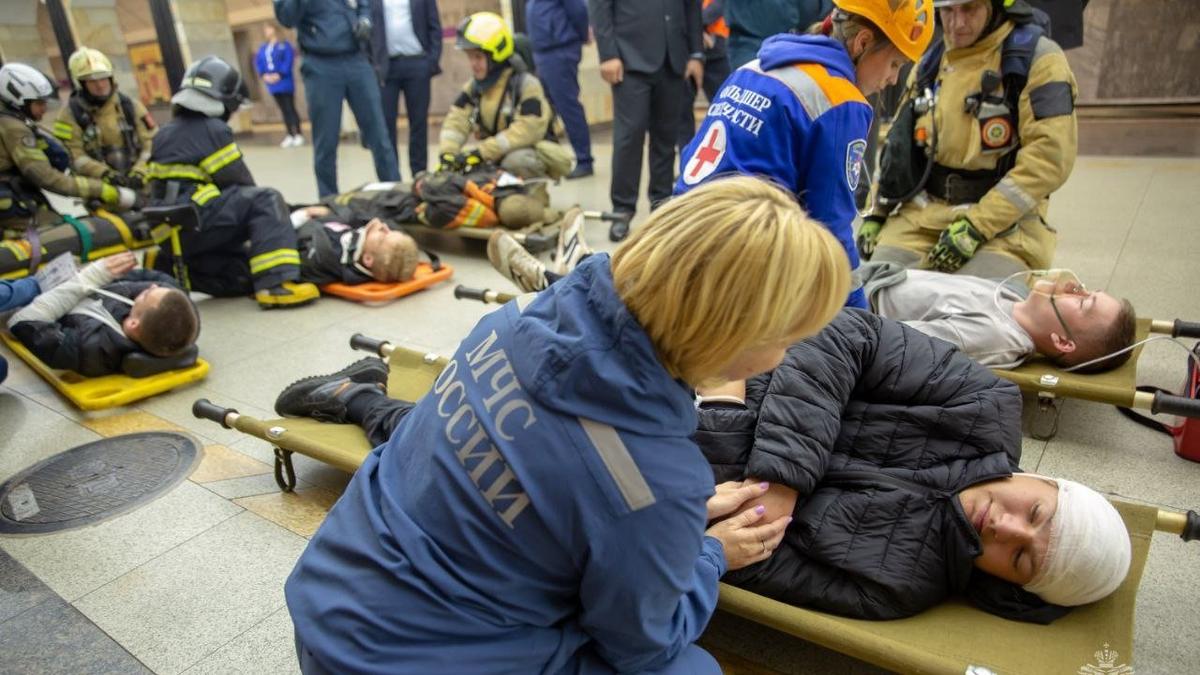 На станции метро «Адмиралтейская» потренировались в тушении «пожара» и спасении людей