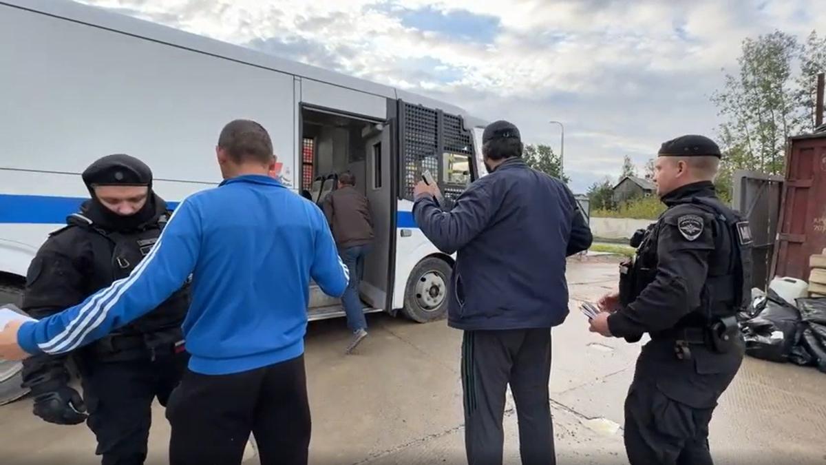 Документы проверяли у 300 мигрантов на стройках в двух районах Петербурга