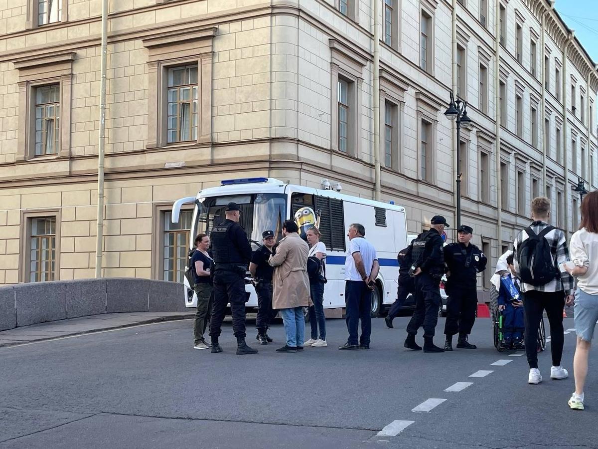 Полицейские проверяют паспорта и билеты у гуляющих людей. Фото: Дарья Дмитриева / MR7