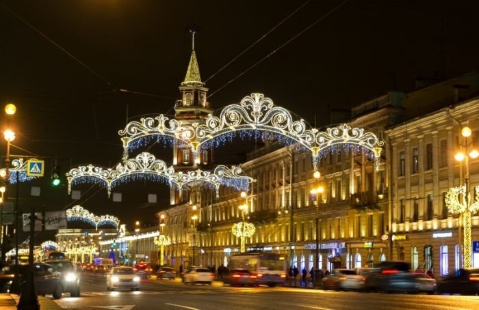 «Фокус на украшения»: Новый год придет во все районы Петербурга