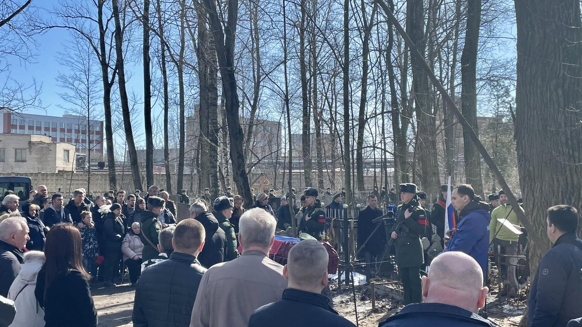 В Петербурге с фаерами прошли похороны фаната «Зенита», погибшего в СВО