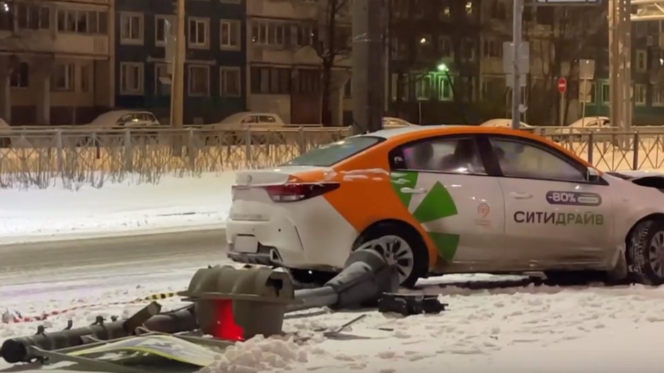 Каршеринг сбил светофор на проспекте Королёва