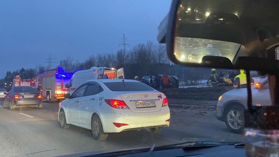 На Парашютной улице автомобиль перевернулся и вылетел на обочину. Двое пострадали