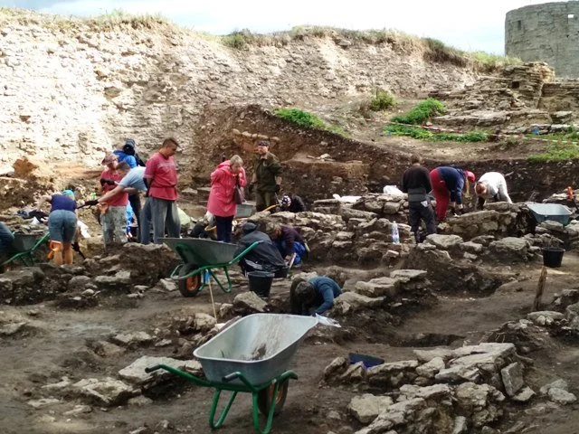 работают археологи и волонтеры