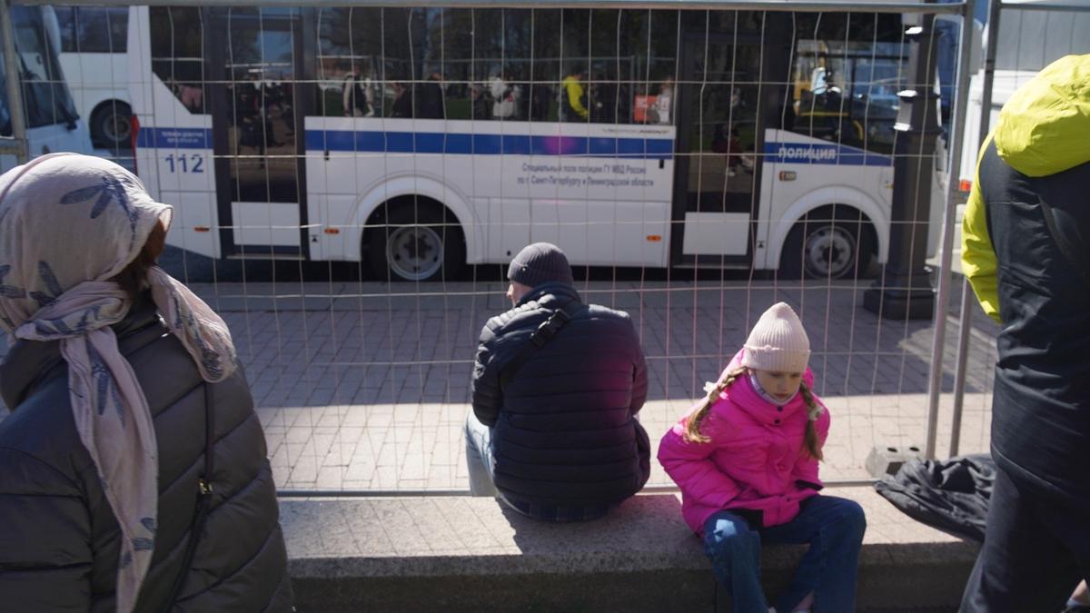 Как петербуржцы (не)смотрели парад на Дворцовой