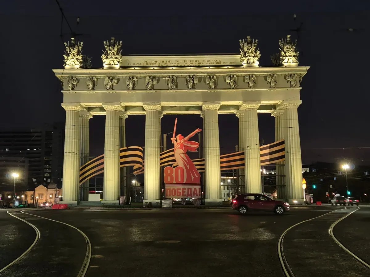 Украшение Московских ворот в 2025 году. Фото: Виктория Арефьева / МР7