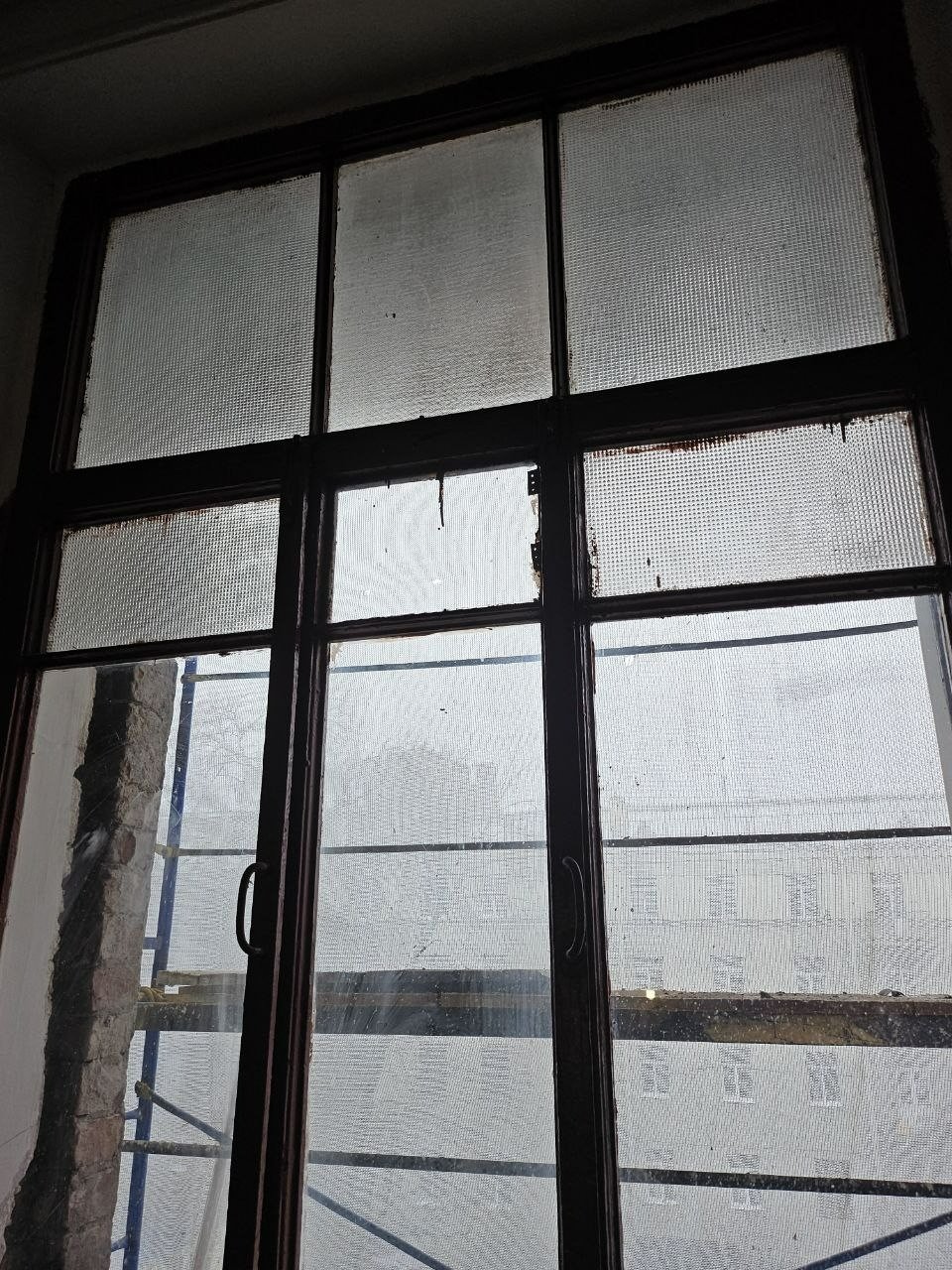 Окна на Полозова, 23. Фото: жители