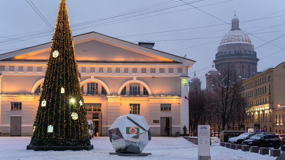 У Манежа можно увидеть инклюзивную ёлочку