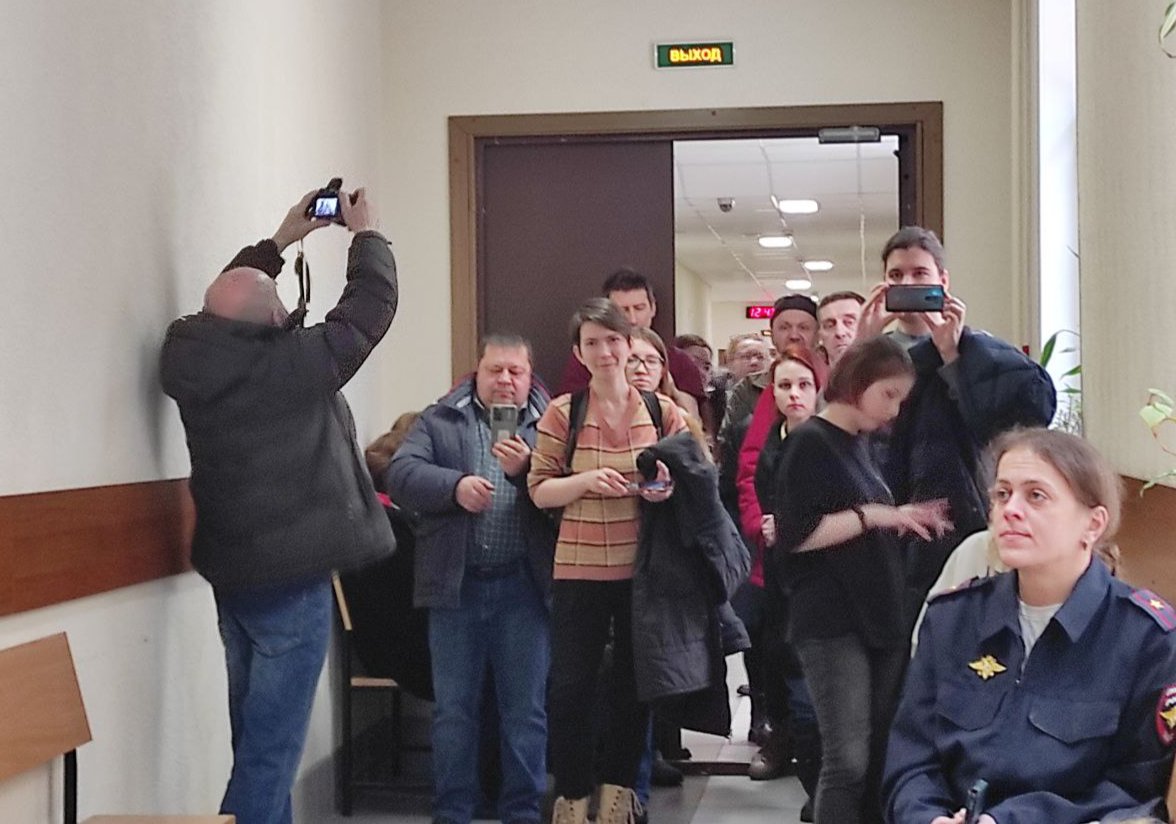 Журналисты и группа поддержки ждут прохода Ольги Смирновой в дверях коридора. Фото: Динар Идрисов.