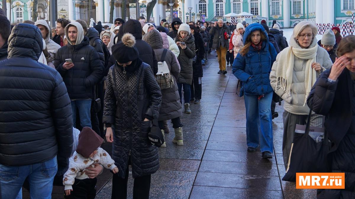 Длинные очереди собрались у Эрмитажа из-за бесплатного входа ко Дню защитника Отечества
