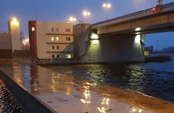 Из-за прогноза подъема уровня воды в Петербурге частично закрыли дамбу