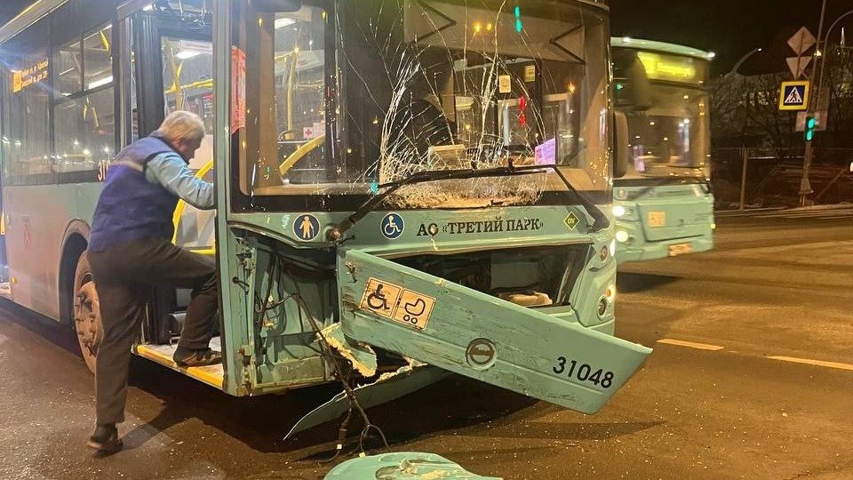 На пересечении Оптиков и Планерной автобус столкнулся с автомобилем