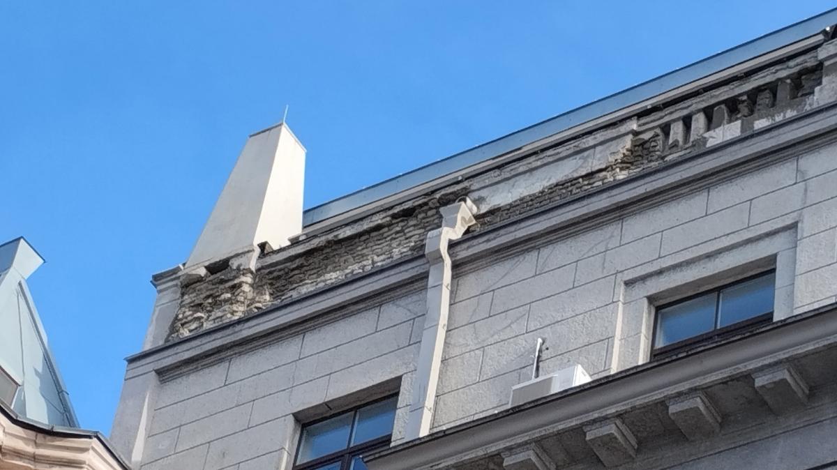 На Таврической улице обрушается фасад старинного дома