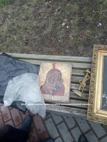 В Московском районе задержан мужчина, подозреваемый в краже икон, подсвечника и картин, фото: пресс-служба УВО  1