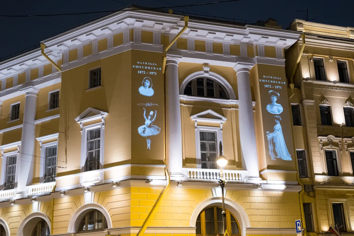 Фасады исторических зданий в центре Петербурга украсят новые световые  проекции. Они посвящены балерине Матильде Кшесинской и творчеству четырёх  великих зодчих. — Новости Санкт-Петербурга › МР7.ру