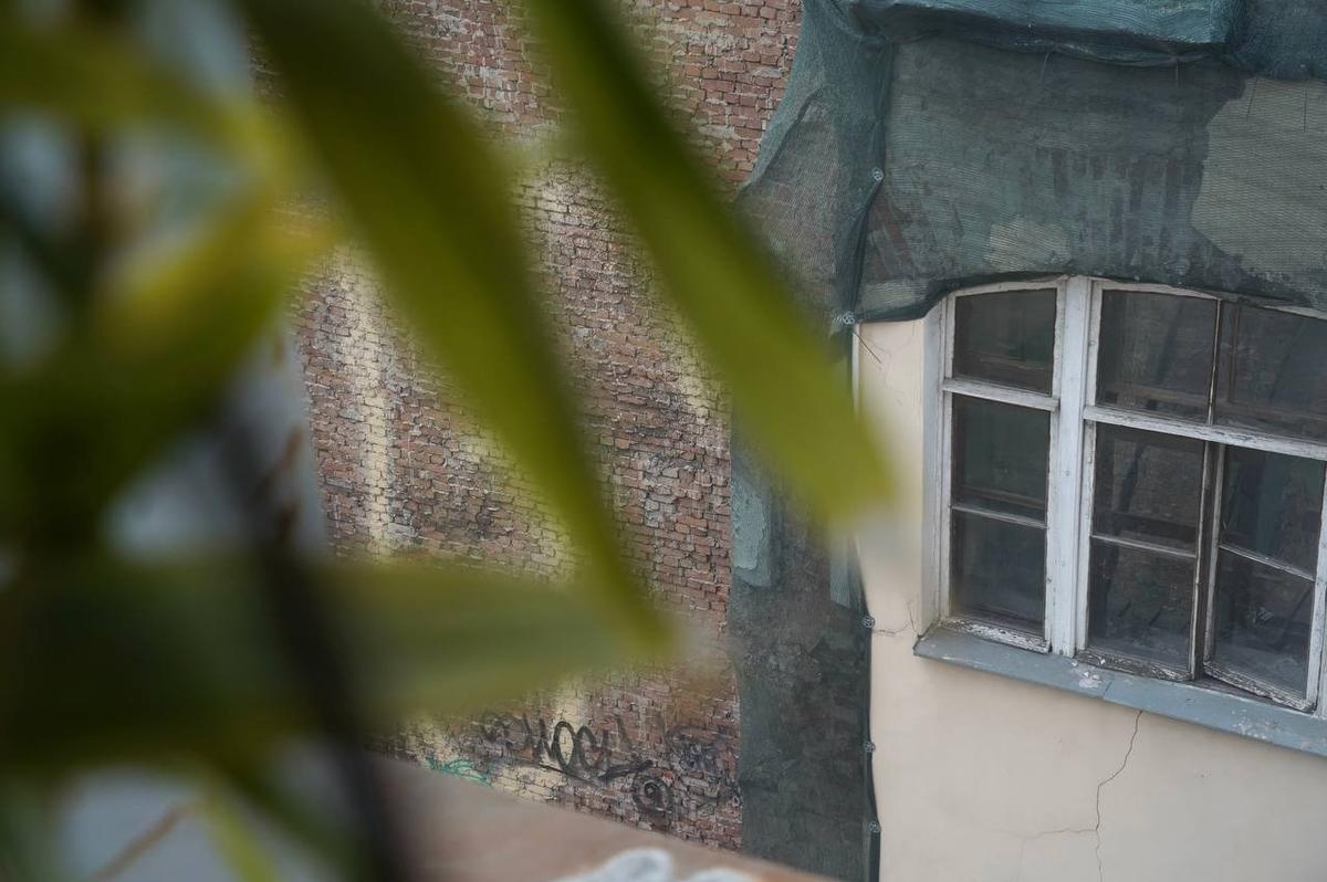 Из окна мастерской виден обрушившийся флигель соседнего дома. Фото: Павел Борисенко / MР7
