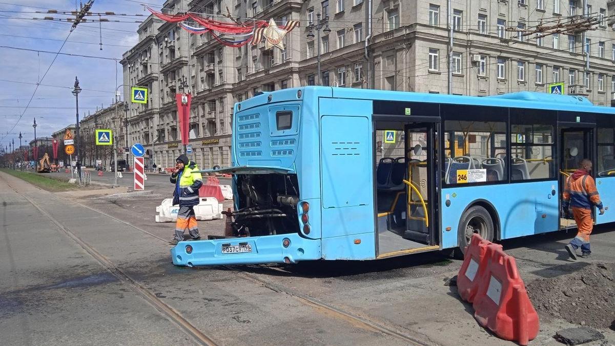 На Московском проспекте лазурный автобус угодил в яму и повредил двигатель