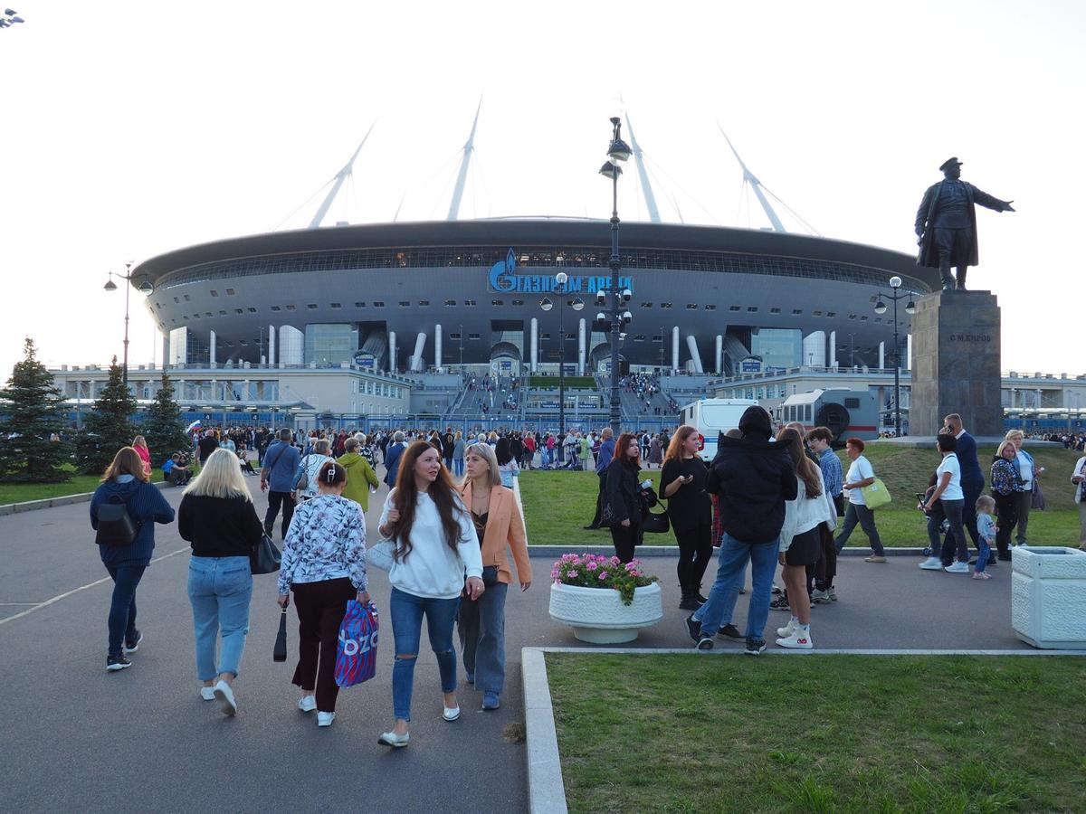 Фанаты собираются у стадиона. Фото: Дмитрий Абрамов / MR7