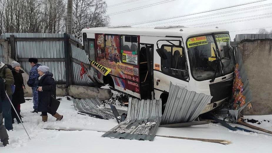 Маршрутка въехала в забор на Ржевской улице