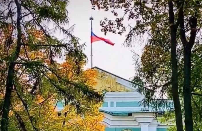 Эрмитаж приспустил флаг в знак скорби после трагедии в Перми
