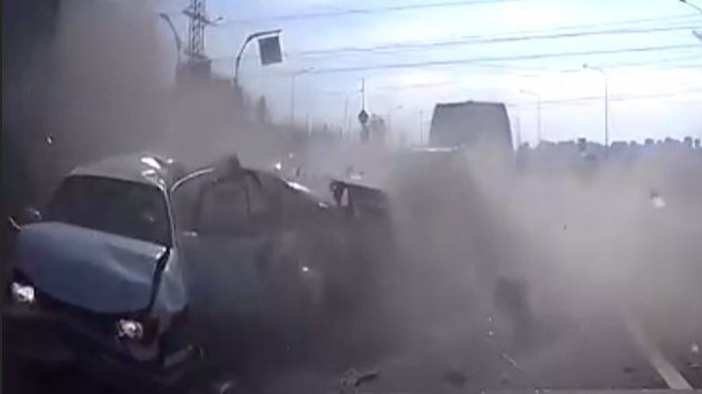 Грузовик на полной скорости врезался в легковушки в Петербурге, есть пострадавшие